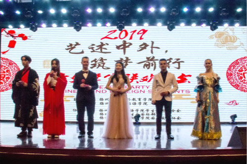 海外教育学院、外国语学院联合举办“2019中外学生新年联欢会”_meitu_1.jpg