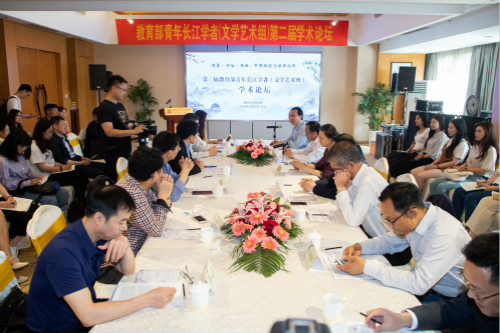20190513文学院承办教育部青年长江学者(文学艺术组)第二届学术论坛_meitu_4.jpg
